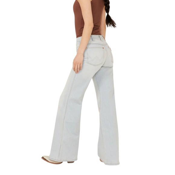Wrangler Denim - NWT WRANGLER Wanderer Mid Rise Light Wash Flare Jeans